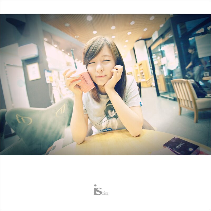 woman holding drink at cafe