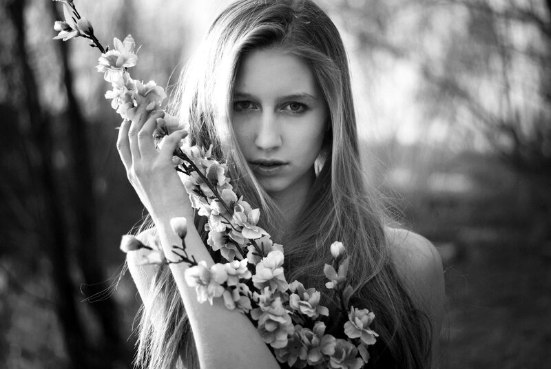woman holding flowers in black and white