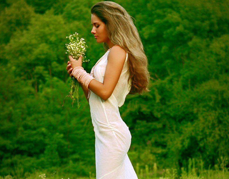 woman holding flowers in nature
