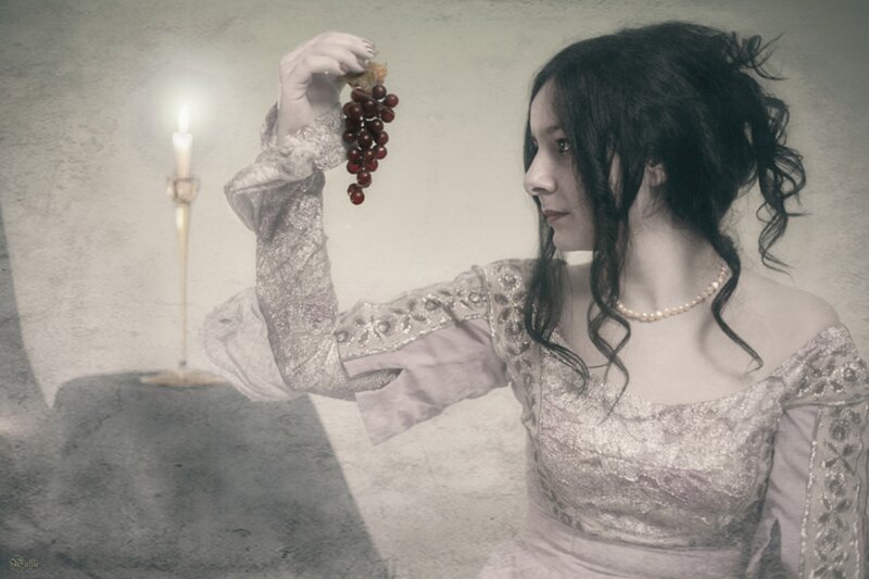 Woman Holding Grapes — Gray