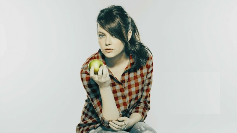 woman holding green apple