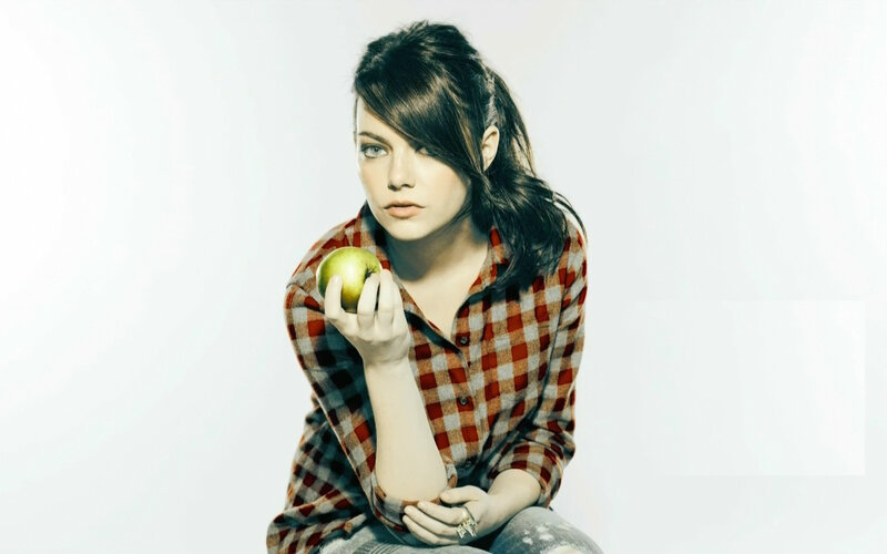 woman holding green apple