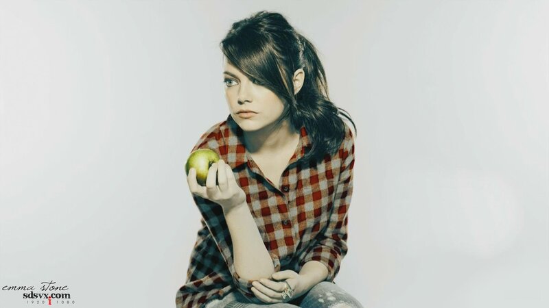 woman holding green apple