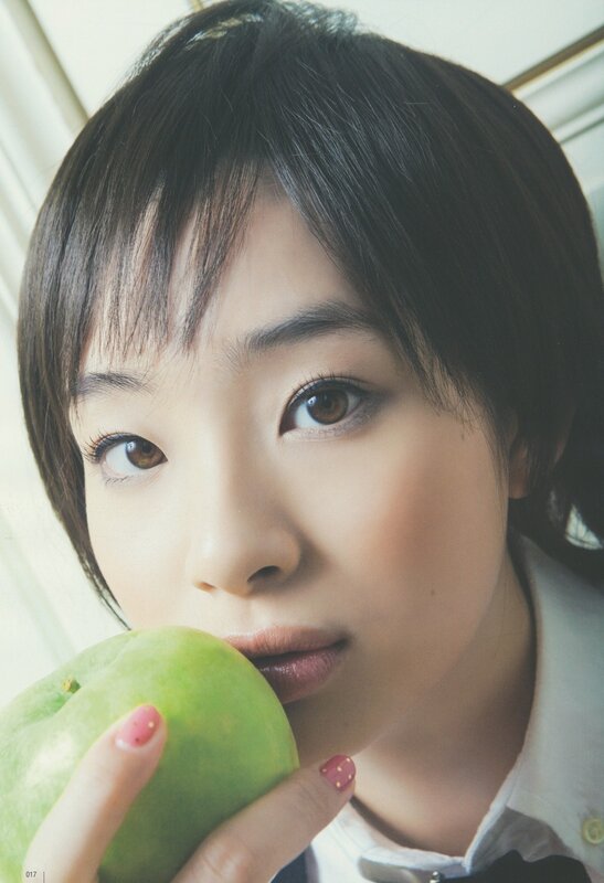 woman holding green apple