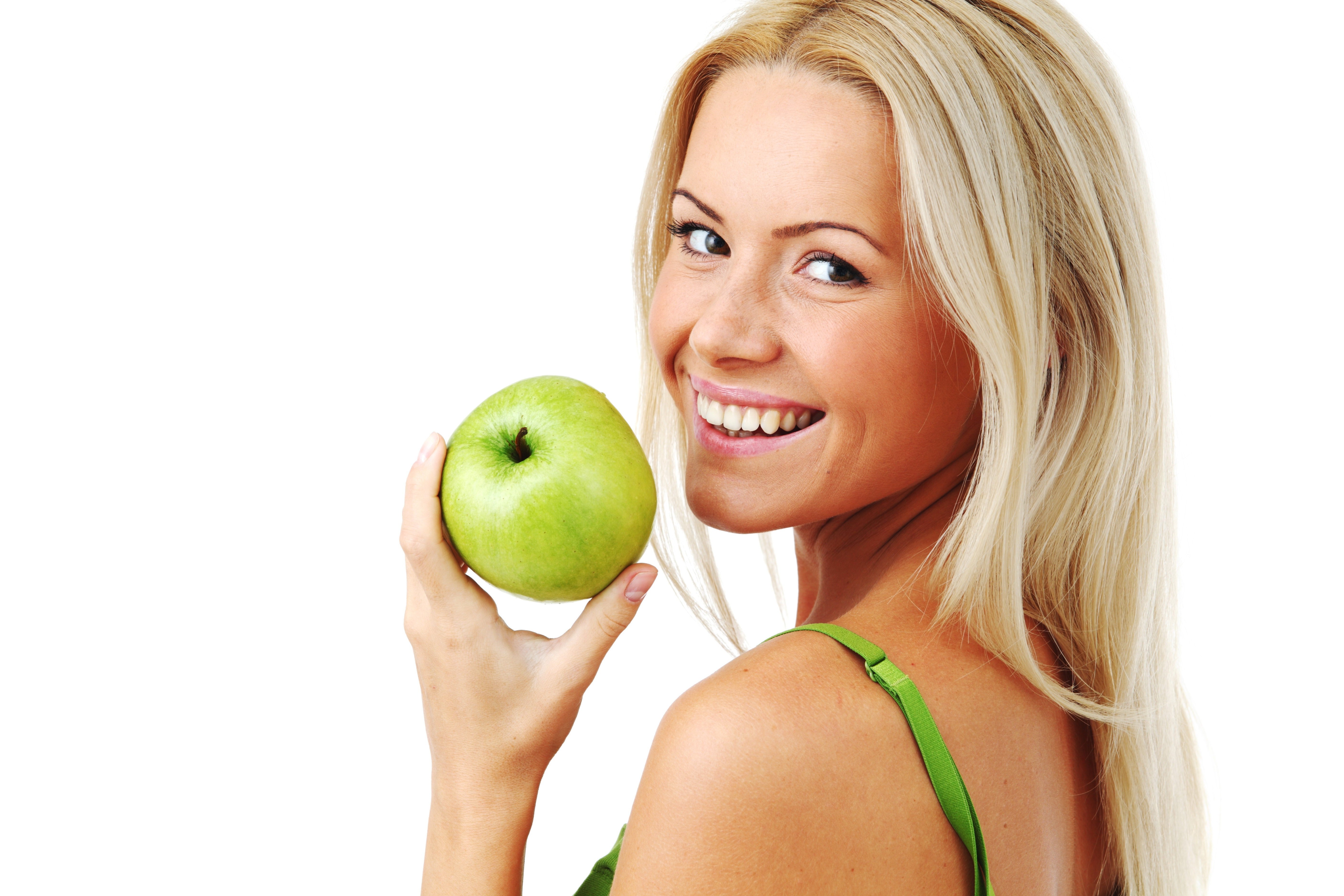 woman holding green apple