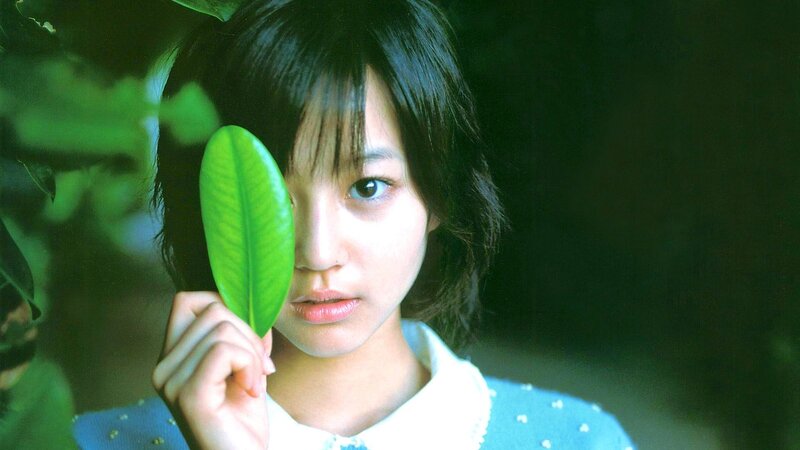 woman holding green leaf