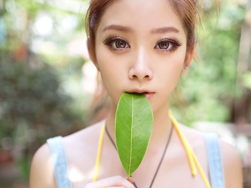 woman holding green leaf