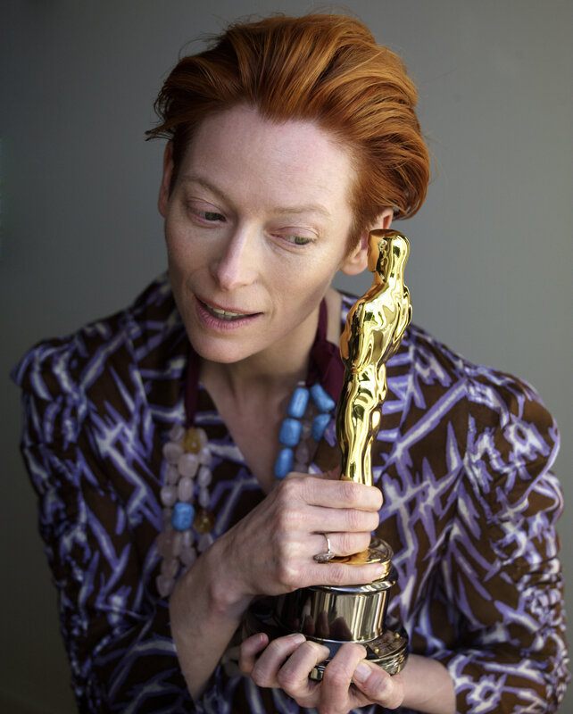 woman holding oscar award