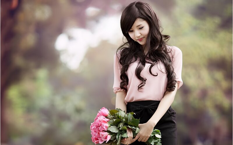 woman holding pink roses