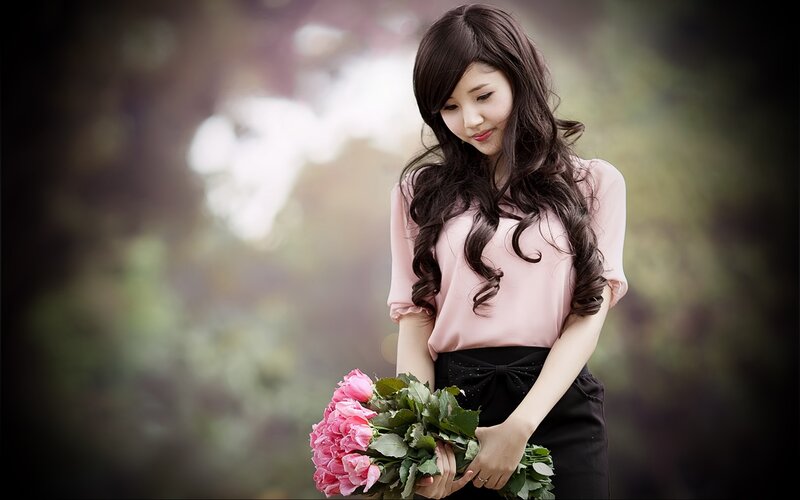woman holding pink roses