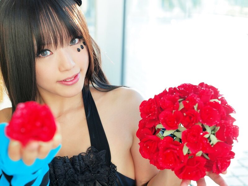 woman holding red roses