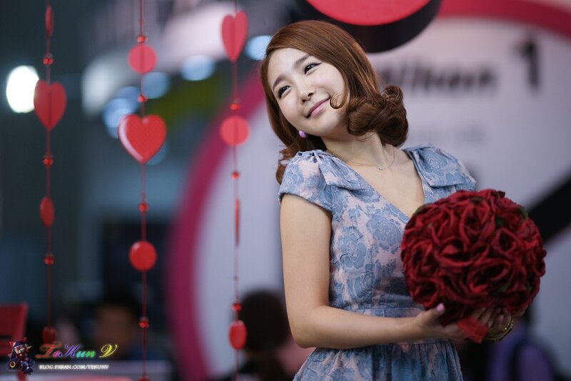 woman holding red roses