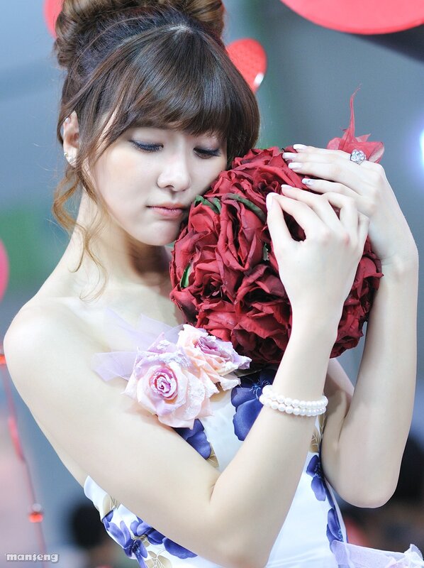 woman holding red roses