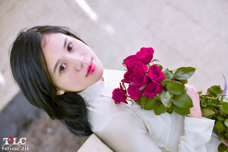 woman holding red roses