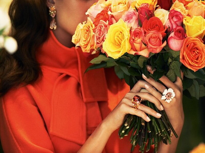 woman holding roses bouquet