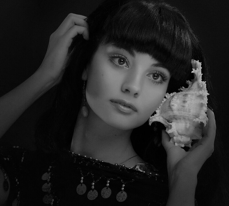 Woman Holding Seashell — Black