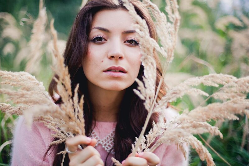 woman holding wheat in field