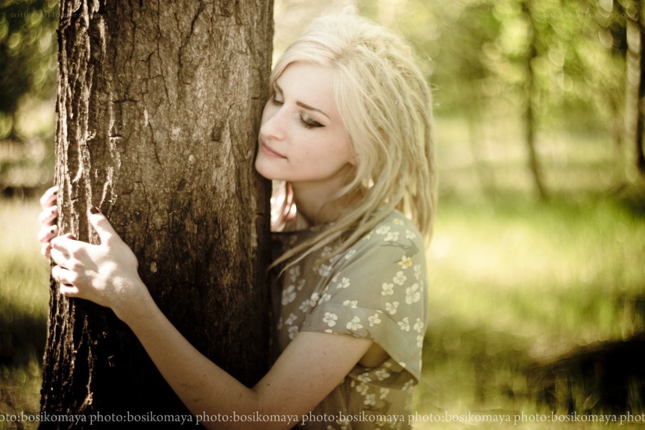woman hugging a tree