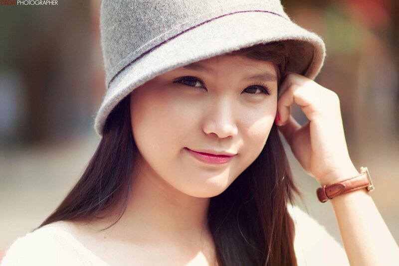 woman in a grey hat