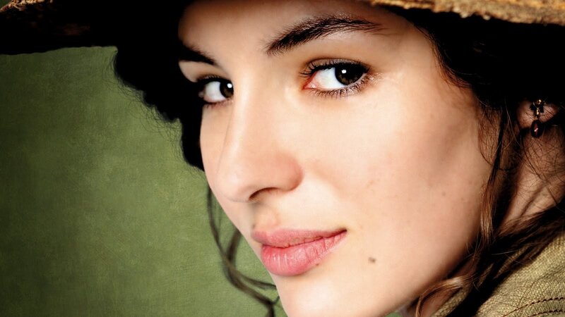 woman in a hat close-up