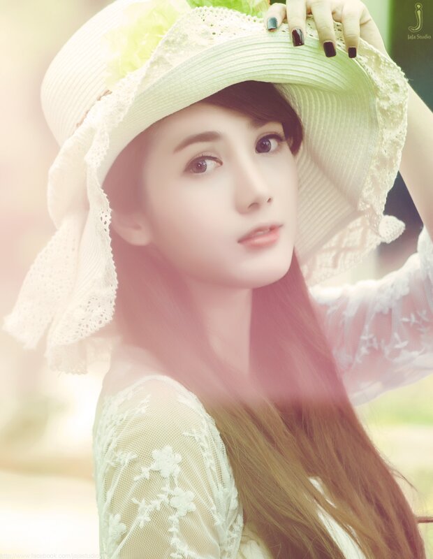 woman in a white hat