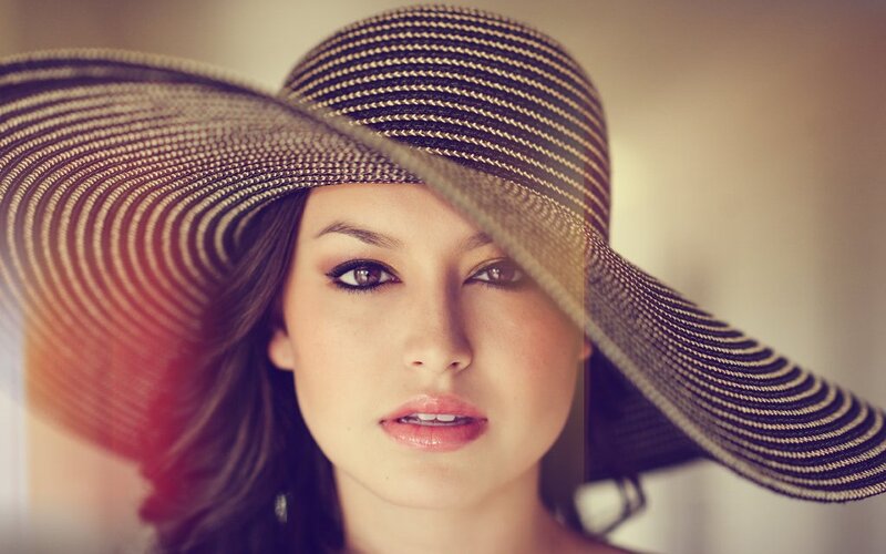 woman in a wide-brimmed hat