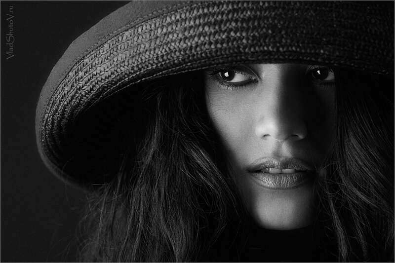 woman in a wide-brimmed hat