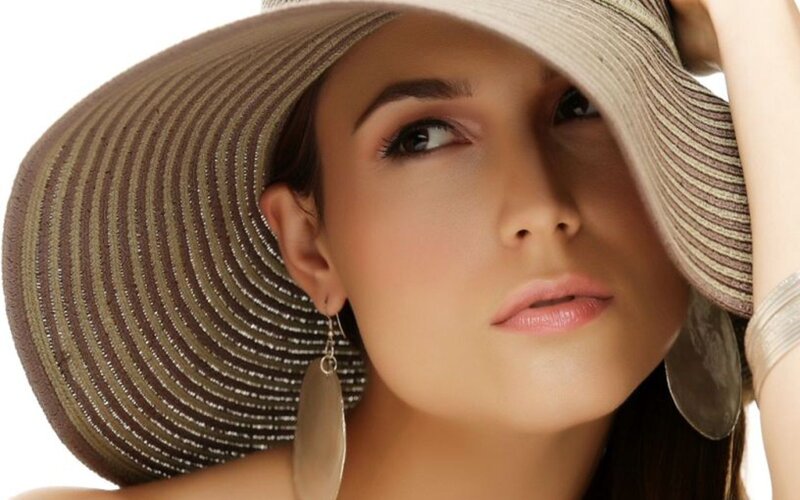 woman in a wide-brimmed hat