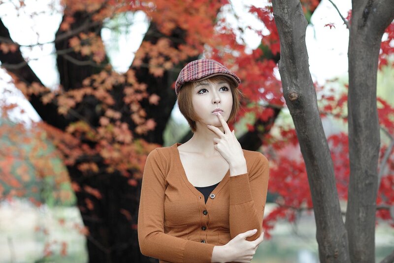 woman in autumn park