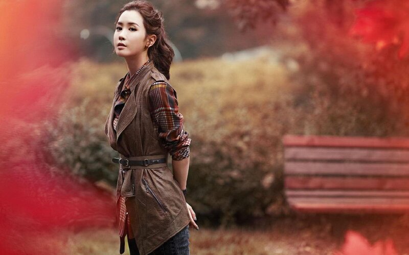 woman in autumn park