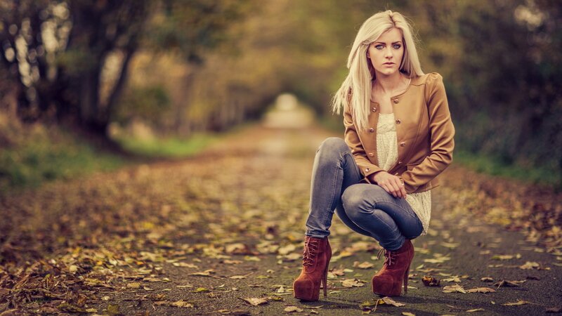 woman in autumn park