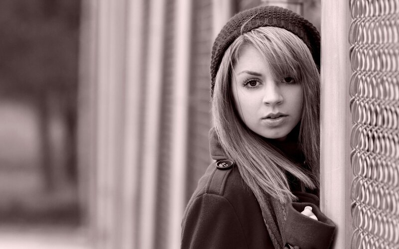 Woman in Beanie Hat — Black