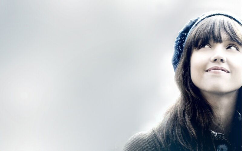 woman in beanie looking up