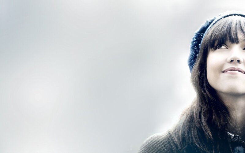 woman in beanie looking up