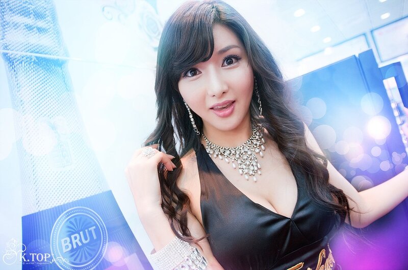 woman in black dress at event