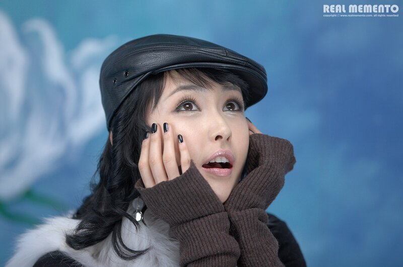 woman in black hat and brown sweater