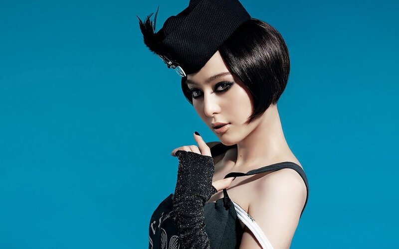 woman in black hat and gloves