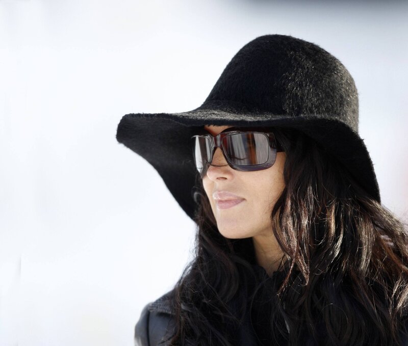 woman in black hat and sunglasses