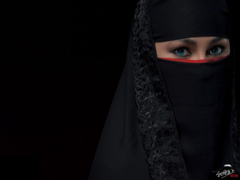 woman in black niqab