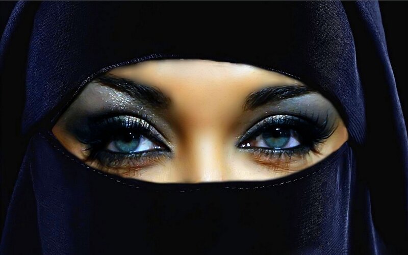 woman in black niqab