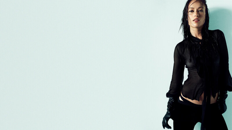 woman in black outfit