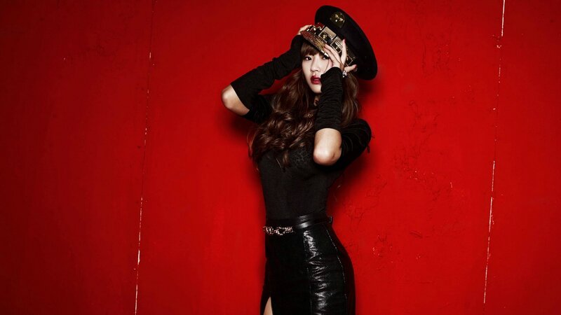 woman in black outfit with hat