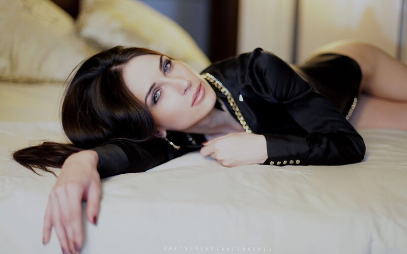 woman in black shirt on bed