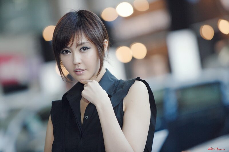 woman in black sleeveless shirt