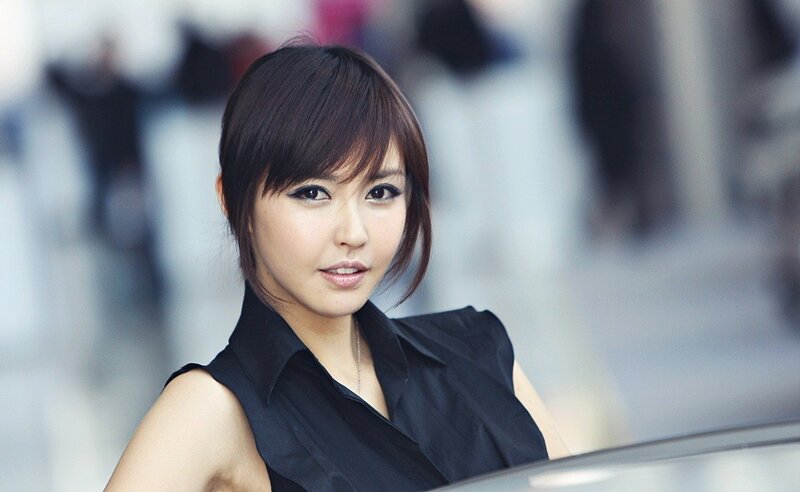 woman in black sleeveless top