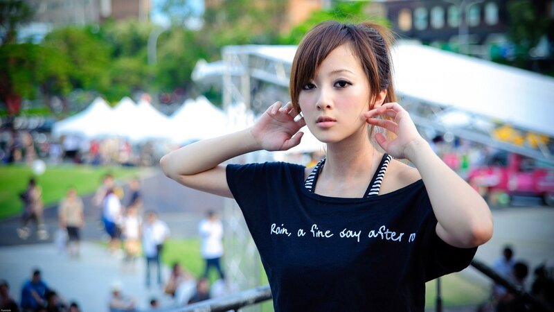 woman in black t-shirt at outdoor event