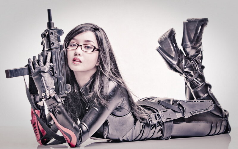 woman in black tactical gear
