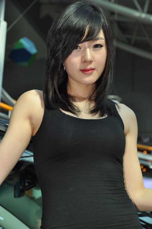 woman in black tank top