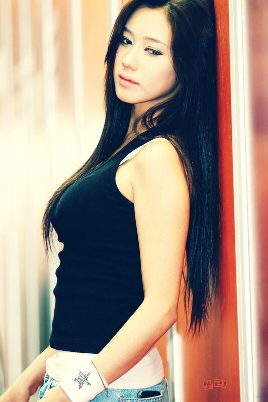 woman in black tank top