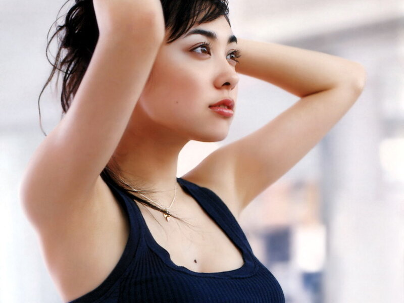 woman in black tank top